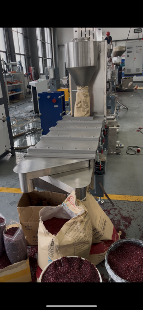 65D PET recycling twin screw granulator factory test run 65D PET recycling twin screw granulator factory test run