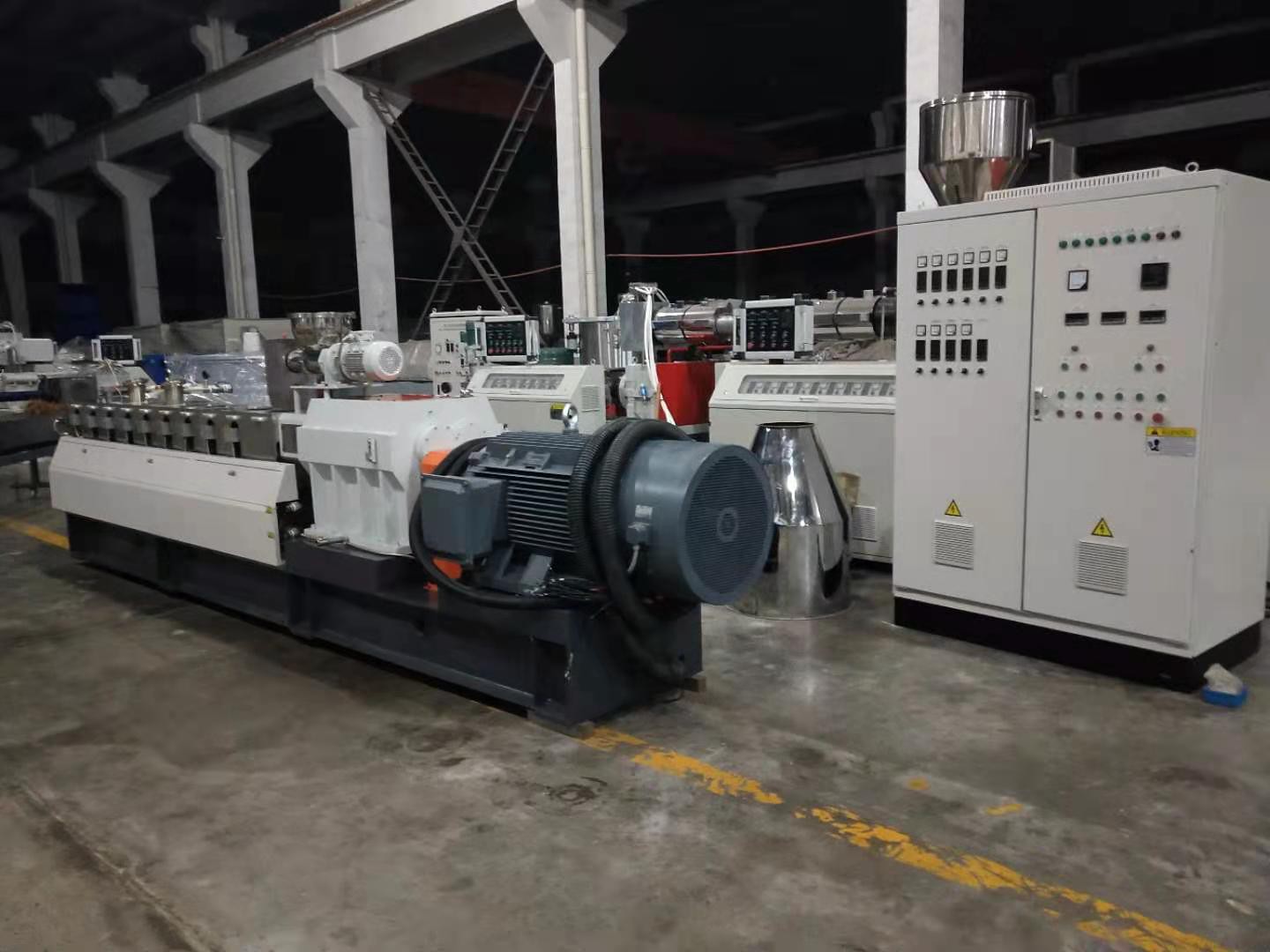 co-rotating twin screw extruder screw elements close up co-rotating twin screw extruder screw elements close up