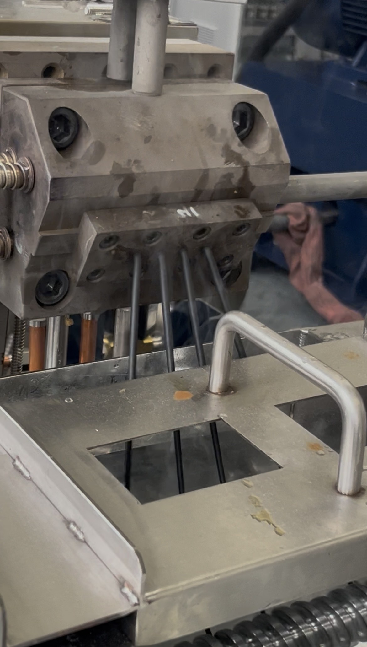 twin screw extruder die head producing polymer strands twin screw extruder die head producing polymer strands